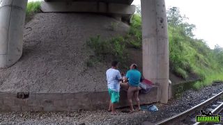 Doi barbati sunt filmati in timp ce fac posta o femeie sub un pod in ziua mare